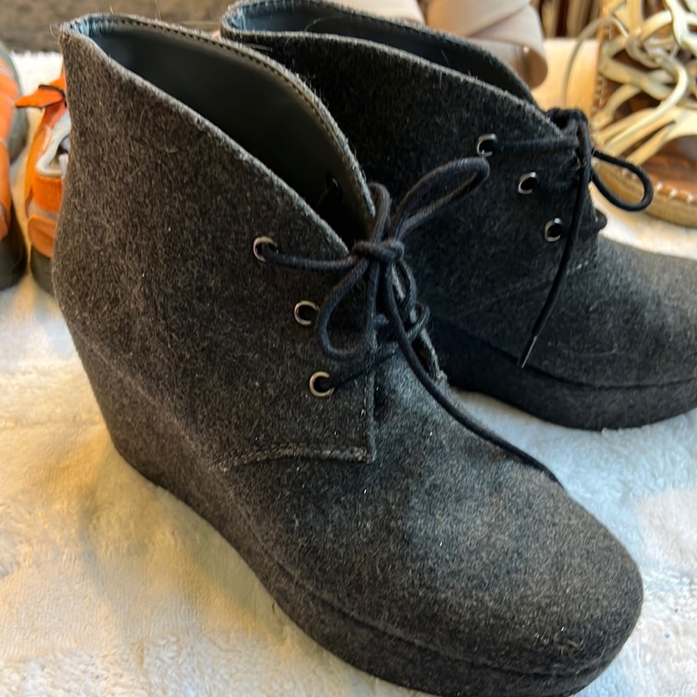 BCBG generation size 7 wedges